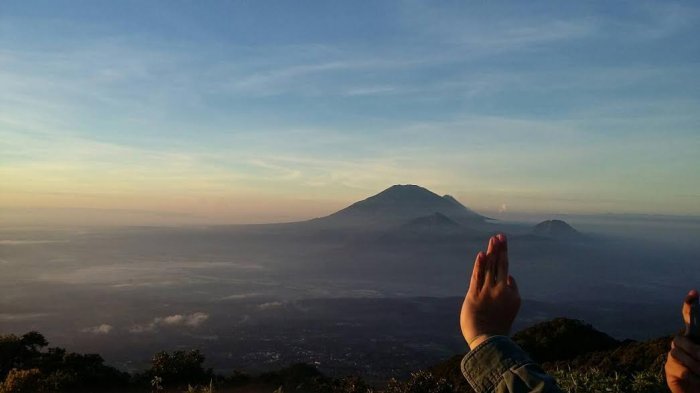 Pendaki yang mengabadikan momen matahari terbit dari Puncak Ungaran.