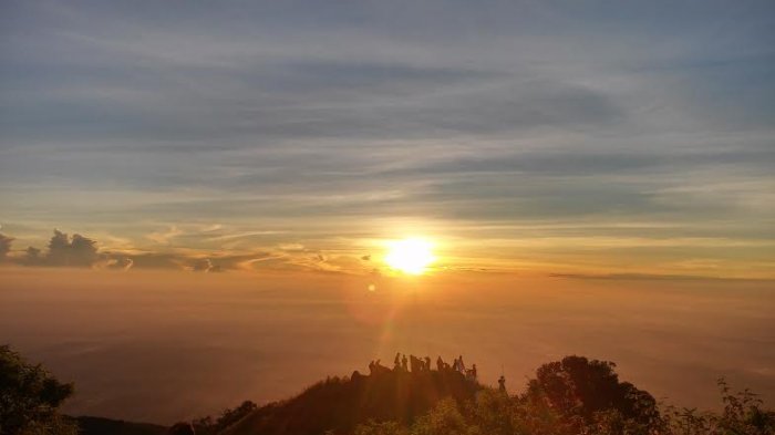 Sunrise dari Gunung Ungaran.