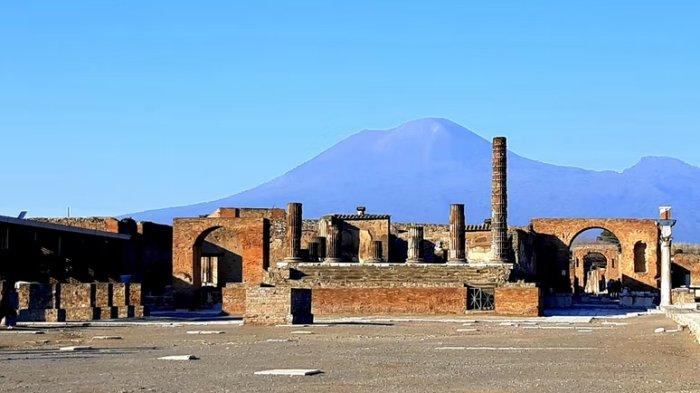 Gunung Vesuvius terlihat dari Kota Pompeii