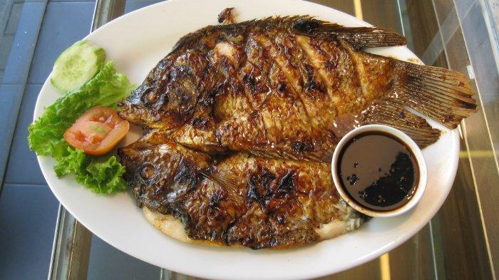 Gurame bakar buat makan siang enak dan mengenyangkan