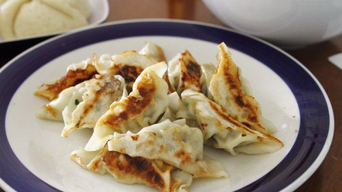 Ilustrasi gyoza udang keju untuk camilan di siang hari.