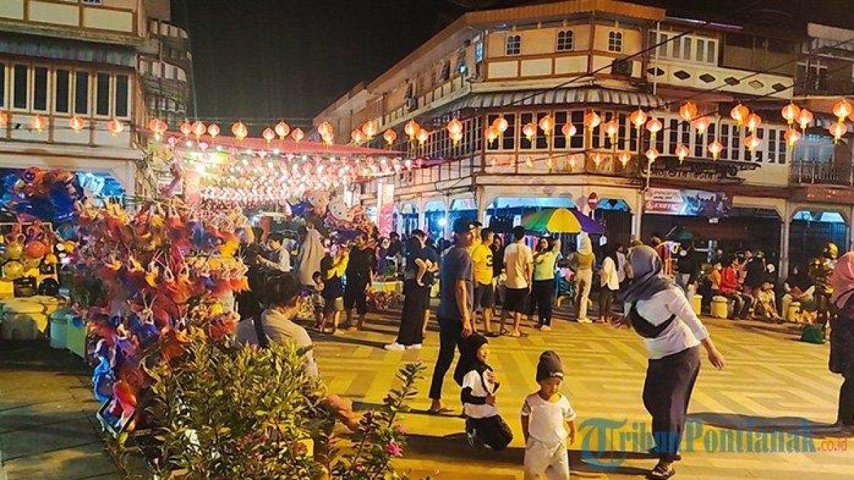 Warga penuhi halaman Vihara Tri Dharma Bumi Raya pusat Kota Singkawang di momen Imlek.