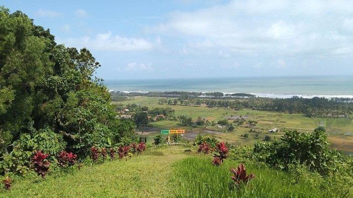 Hamparan laut selatan terlihat dari ketinggian Gunung Selok View, Minggu (25/9/2022). Selok View merupakan tempat wisata di Desa Karangbenda, Kecamatan Adipala, Kabupaten Cilacap.