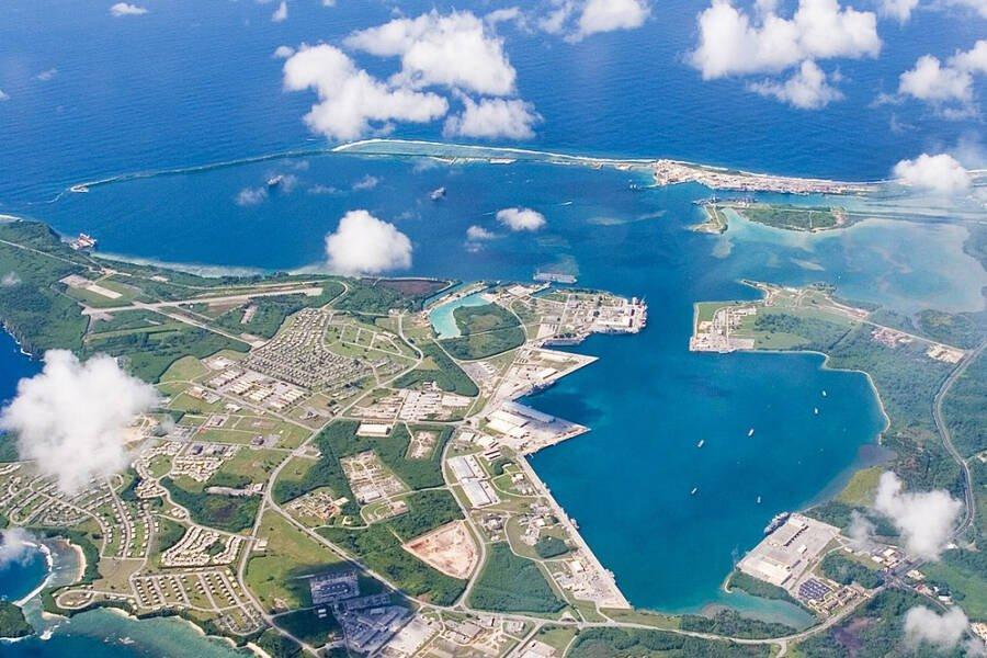 Pemandangan udara dari pangkalan Angkatan Laut AS di Pelabuhan Apra Guam pada tahun 2006, hanya sekitar 20 mil jauhnya dari tempat tenggelamnya Dumaru.