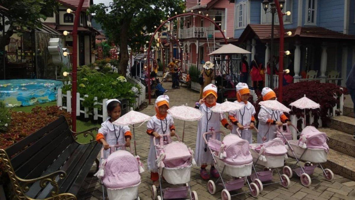 Harga tiket masuk Kota Mini, tempat wisata di Lembang Bandung untuk liburan keluarga.