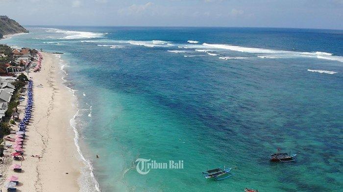 Keindahan salah satu destinasi wisata di Bali yakni Pantai Pandawa.