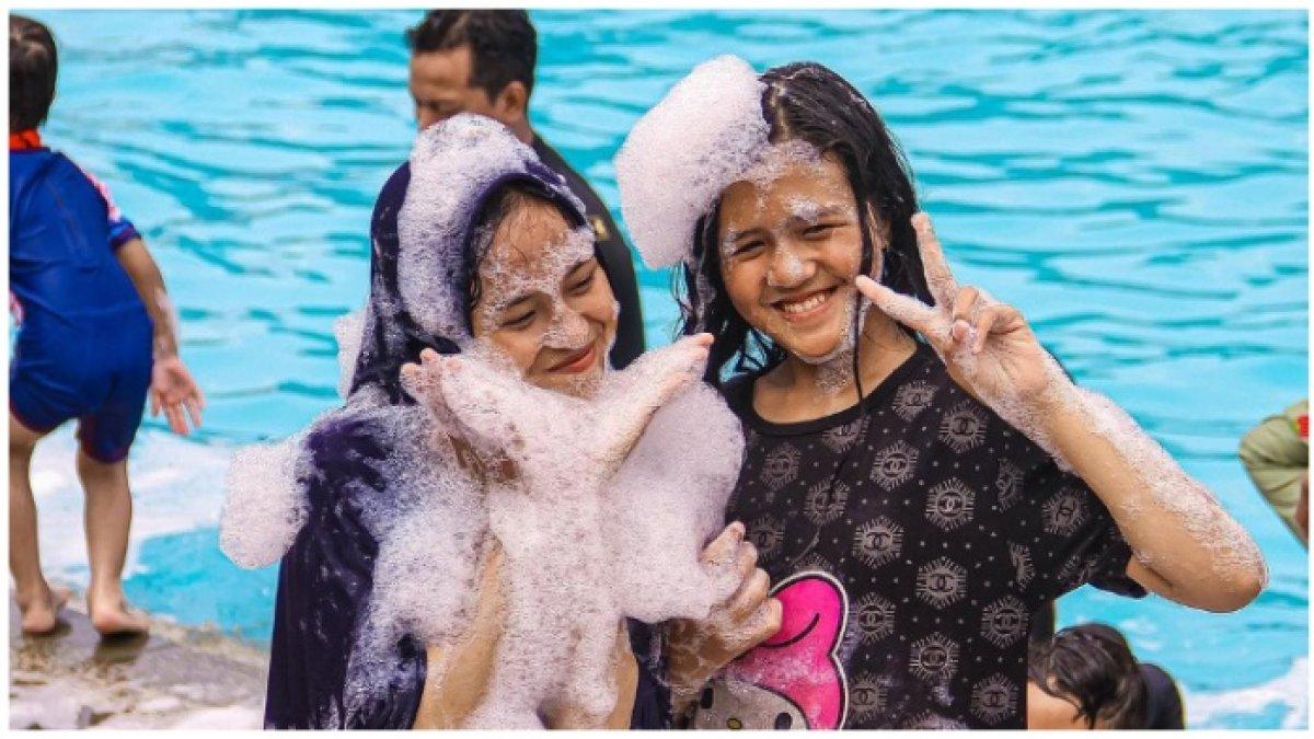 Area bermain kolam renang untuk anak di Central Park Zoo & Resort.