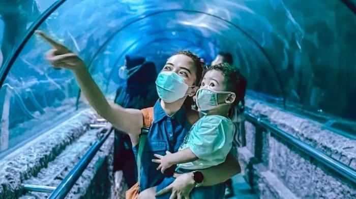Pengunjung yang liburan akhir pekan di Sea World Ancol.