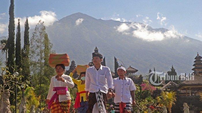 Sejumlah umat Hindu usai melaksanakan sembahyang Hari Raya Galungan di Pura Besakih, Karangasem.