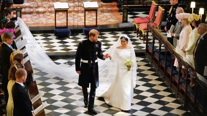 Pangeran Harry dan Meghan Markle usai mengucap janji suci di Kapel St George's