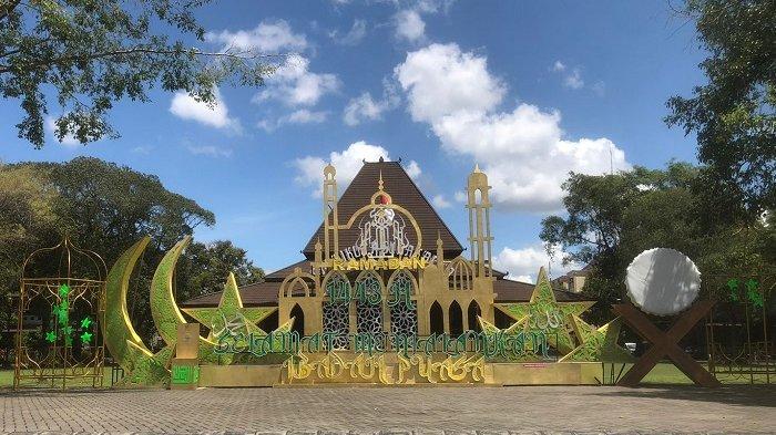 Hiasan di depan Balai Kota Solo dalam rangka memeriahkan bulan Ramadhan pada tahun 2022 lalu. Plaza Balai Kota Solo menjadi salah satu spot favorit untuk ngabuburit selama bulan Ramadhan.