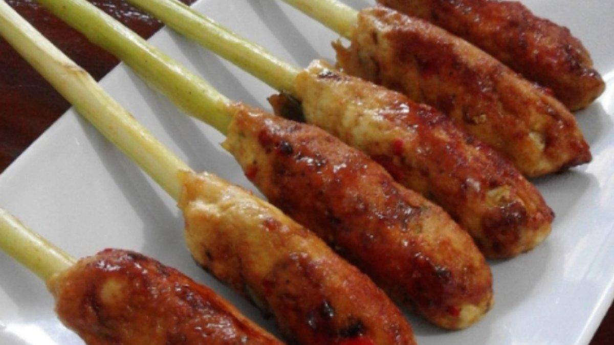 Hidangan sate lilit. Kuliner khas Bali yang cara masaknya gampang menggunakan daging sapi.
