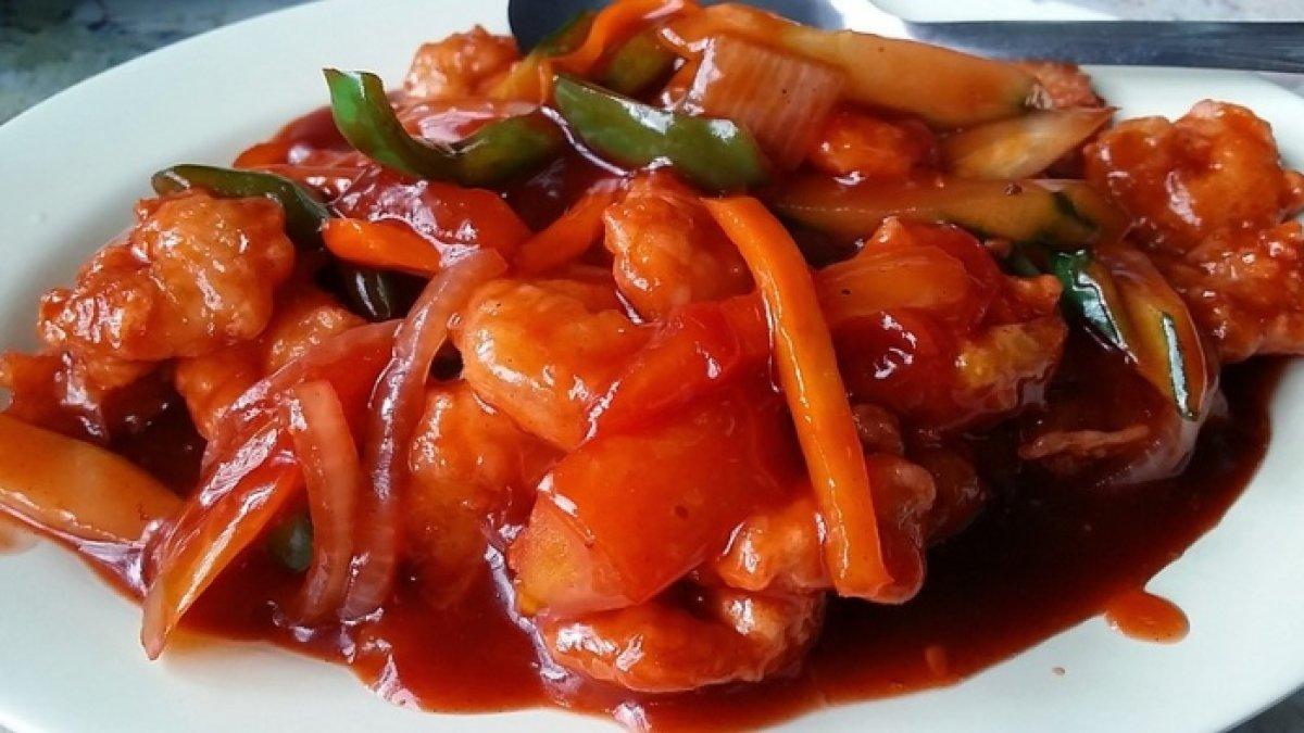 Hidangan udang asam manis enak dan sederhana untuk menu makan siang enak.