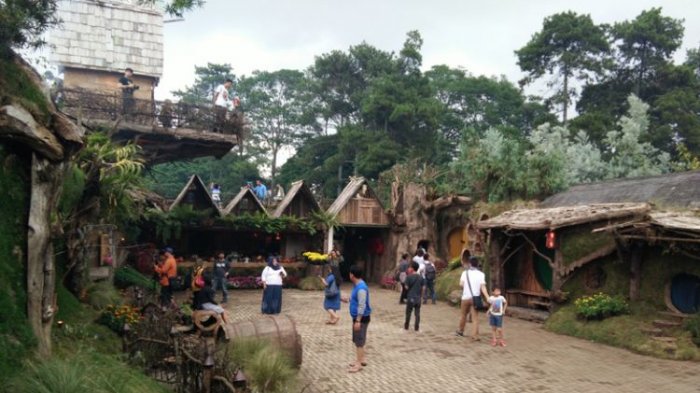 Para pengunjung saat berfoto di Hobbiton Farmhouse, Lembang, Jawa Barat, Jumat (15/12/2017).