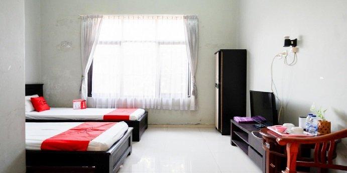 Kamar penginapan di RedDoorz Syariah near Menara Kudus, salah satu hotel murah di Kudus, Jawa Tengah.