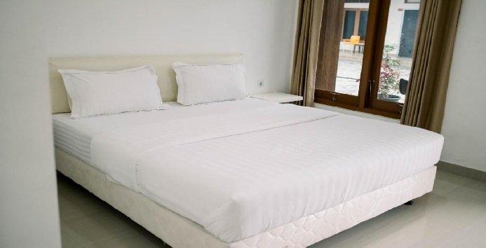 Kamar penginapan di hotel Morika Inn, Sumba Barat.