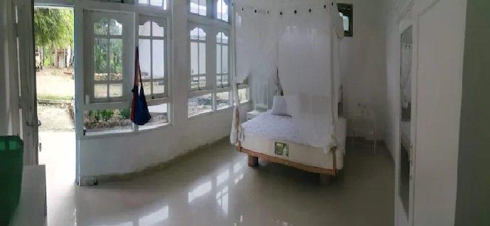 Kamar penginapan di hotel murah The Village Inn Rua Beach, Sumba Barat.