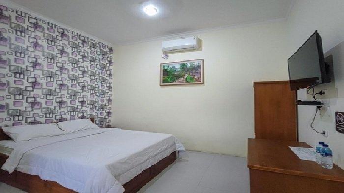 Kamar penginapan di hotel RedDoorz @ Tanakatto Homestay Waikabubak, Sumba Barat.