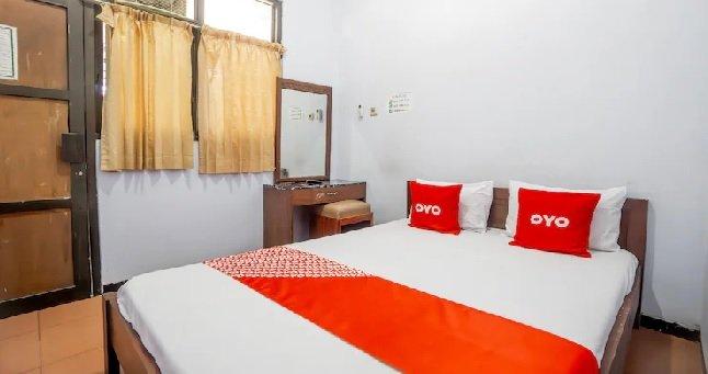 Kamar penginapan di hotel OYO 94172 Mata Air Guest House Madiun, Jawa Timur.