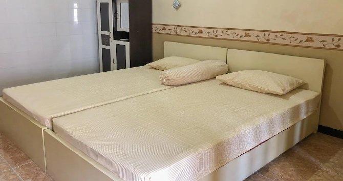 Kamar penginapan di hotel RedDoorz Syariah near Pasar Sleko Madiun, Jawa Timur.