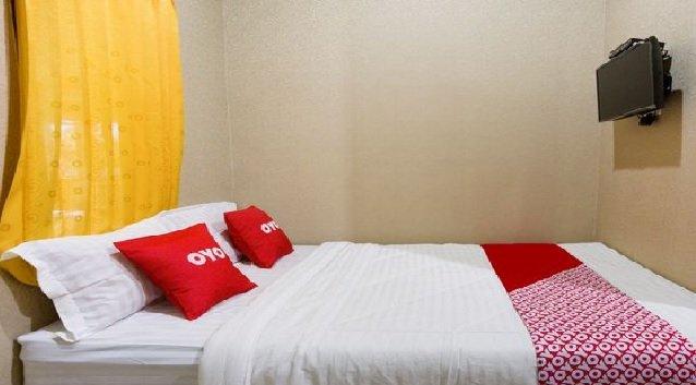 Kamar penginapan di hotel OYO 3516 Kinawa Family Homestay, Madiun, Jawa Timur.