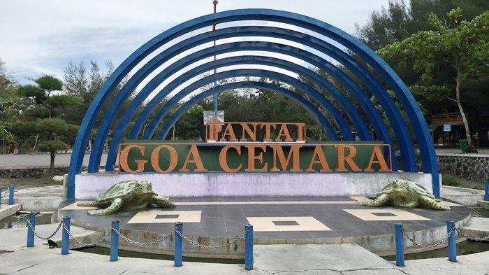 Bangunan penanda sebagai ikon Pantai Goa Cemara, satu pantai terbaik di Jogja buat liburan akhir pekan.