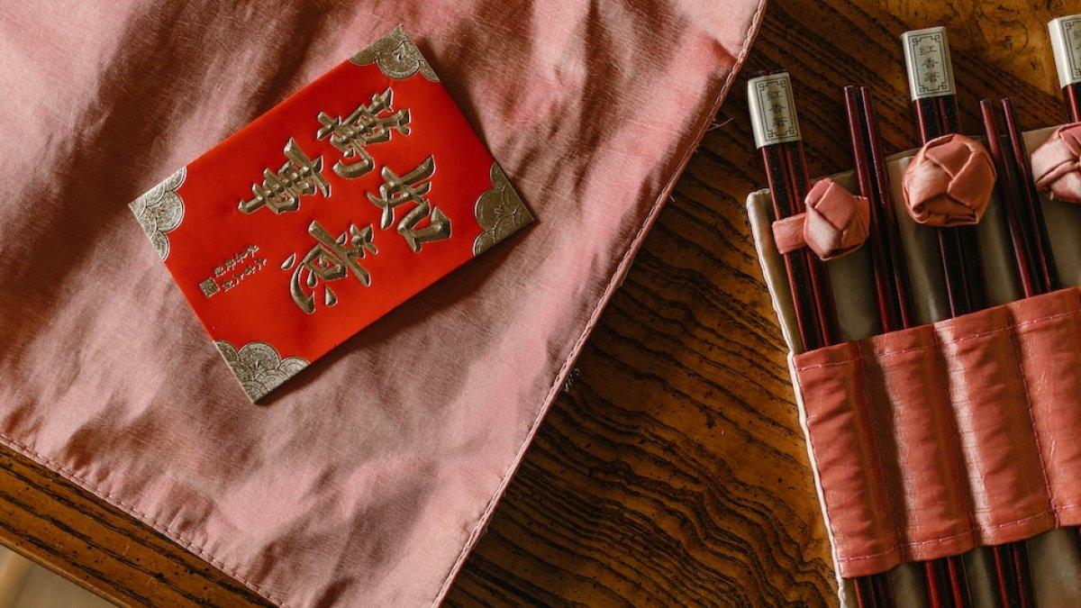 Ilustrasi angpao yang diberikan saat Tahun Baru Imlek.