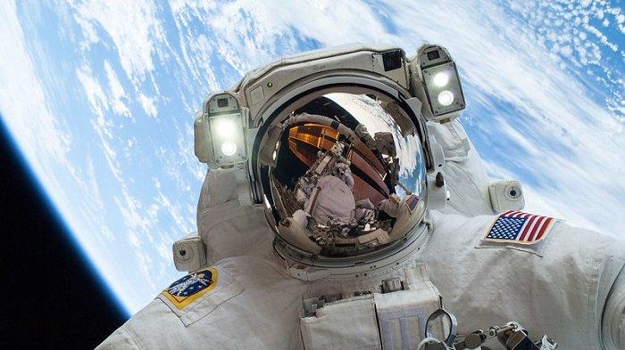 Ilustrasi Astronot NASA yang sedang berada di luar angkasa. NASA berencana membangun rumah di bulan dan mengatakan orang Amerika Serikat bisa menghuni bulan pada 2040 mendatang.