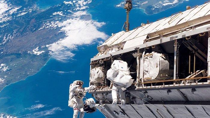 Cara astronaut tetap beraktivitas di ruang angkasa adalah dengan menggunakan baju khusus yang mereka gunakan.