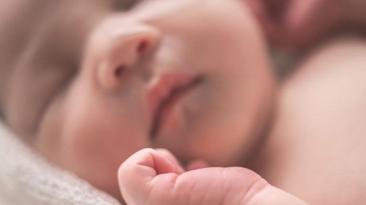 Ilustrasi bayi yang terbawa angin puting beliung.