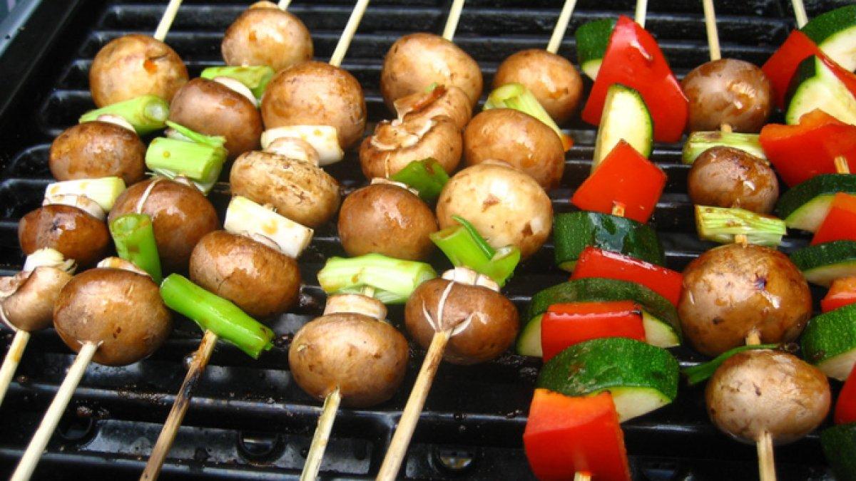 Ilustrasi bbq-an dengan menu jamur dan sayur