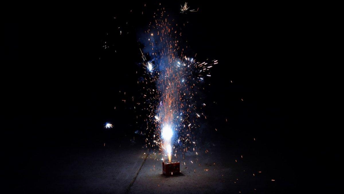 Ilustrasi bermain petasan. 