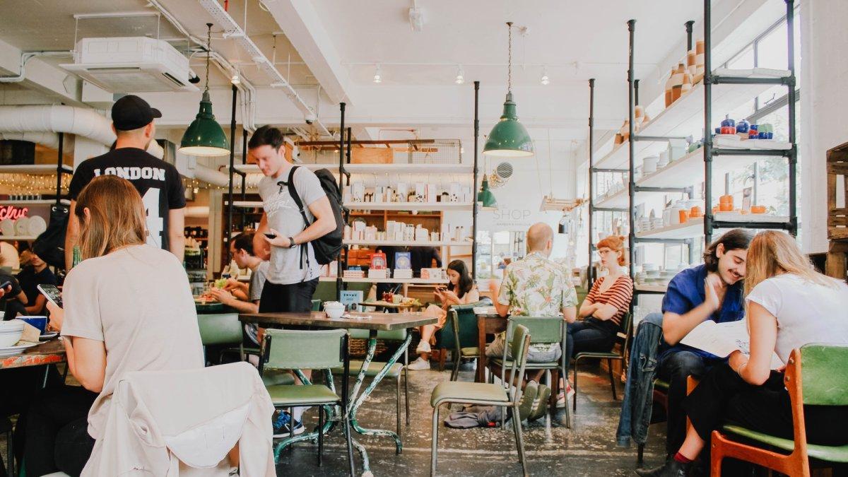 Ilustrasi deretan kafe unik dan viral di Tokyo Jepang. Mori Ouchi, sebuah kafe nyaman di distrik Shimokitazawa yang santai di Tokyo, Jepang, terkenal karena hanya melayani orang-orang pesimis dan orang-orang dengan pola pikir negatif.