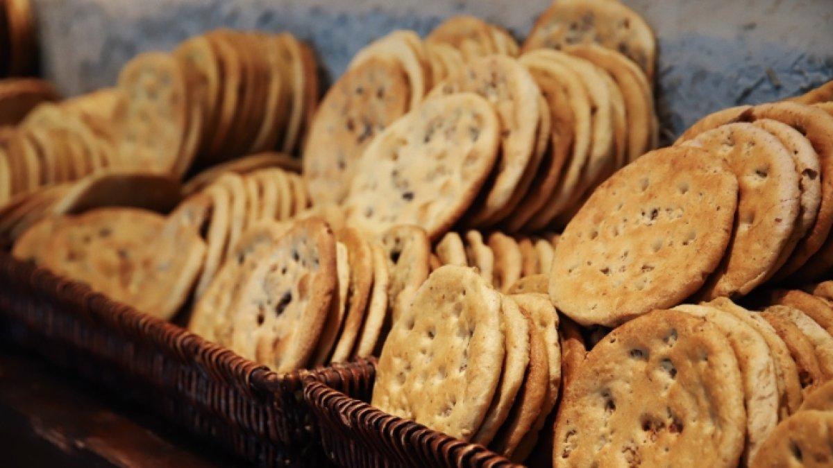 Ilustrasi biskuit atau crackers.