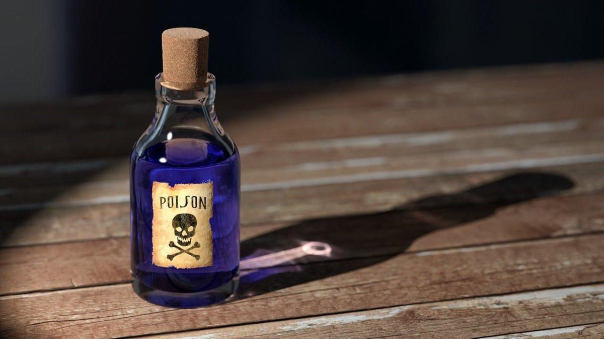 Ilustrasi botol yang berisi cairan asam klorida. Viral aksi ngeri dilakukan oleh dua remaja di bawah umur yang sengaja menyiram cairan asam klorida ke perosotan taman bermain membuat anak terluka.