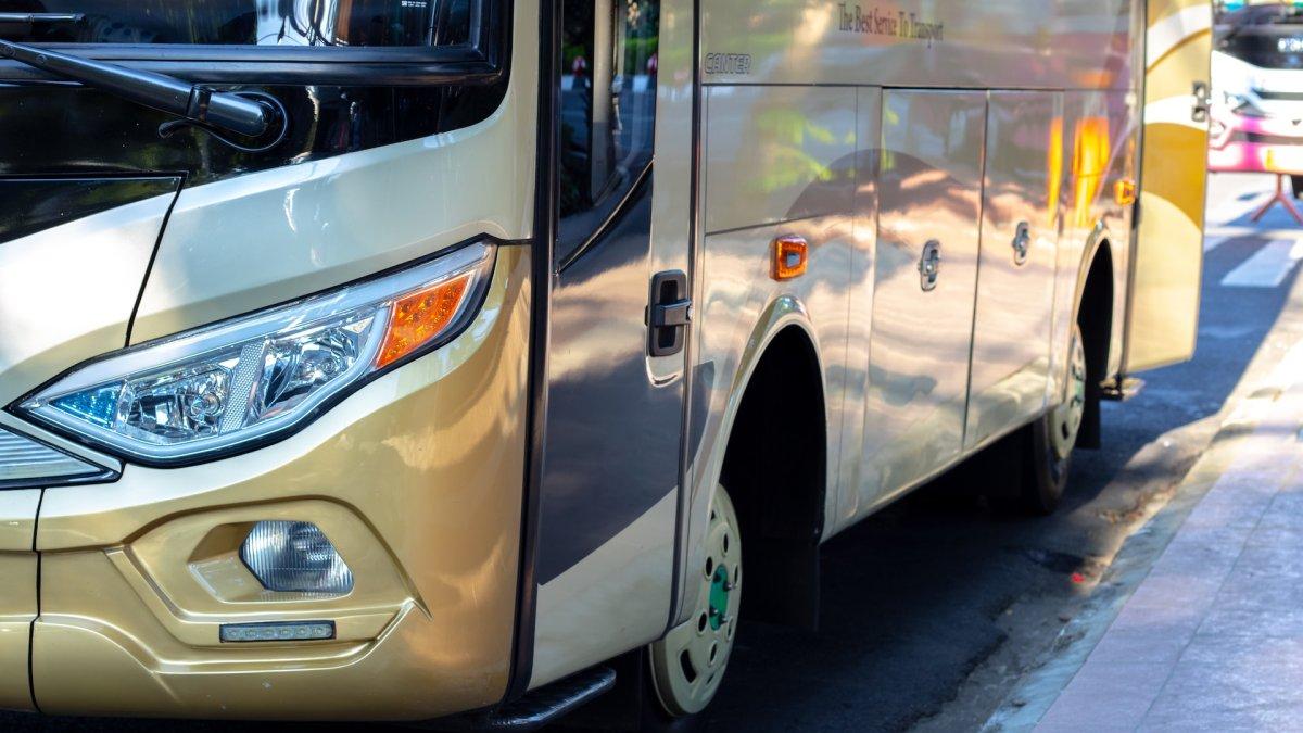 Ilustrasi bus. Viral sebuah video di media sosial X (dahulu Twitter) yang menunjukkan pencopet berkedok sebagai penumpang, pelaku dipukuli di dalam bus. 