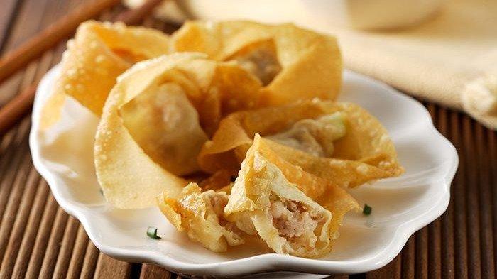 Ilustrasi sajian pangsit goreng udang keju untuk camilan di siang hari.