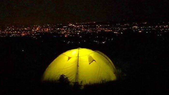 Ilustrasi camping di perbukitan.
