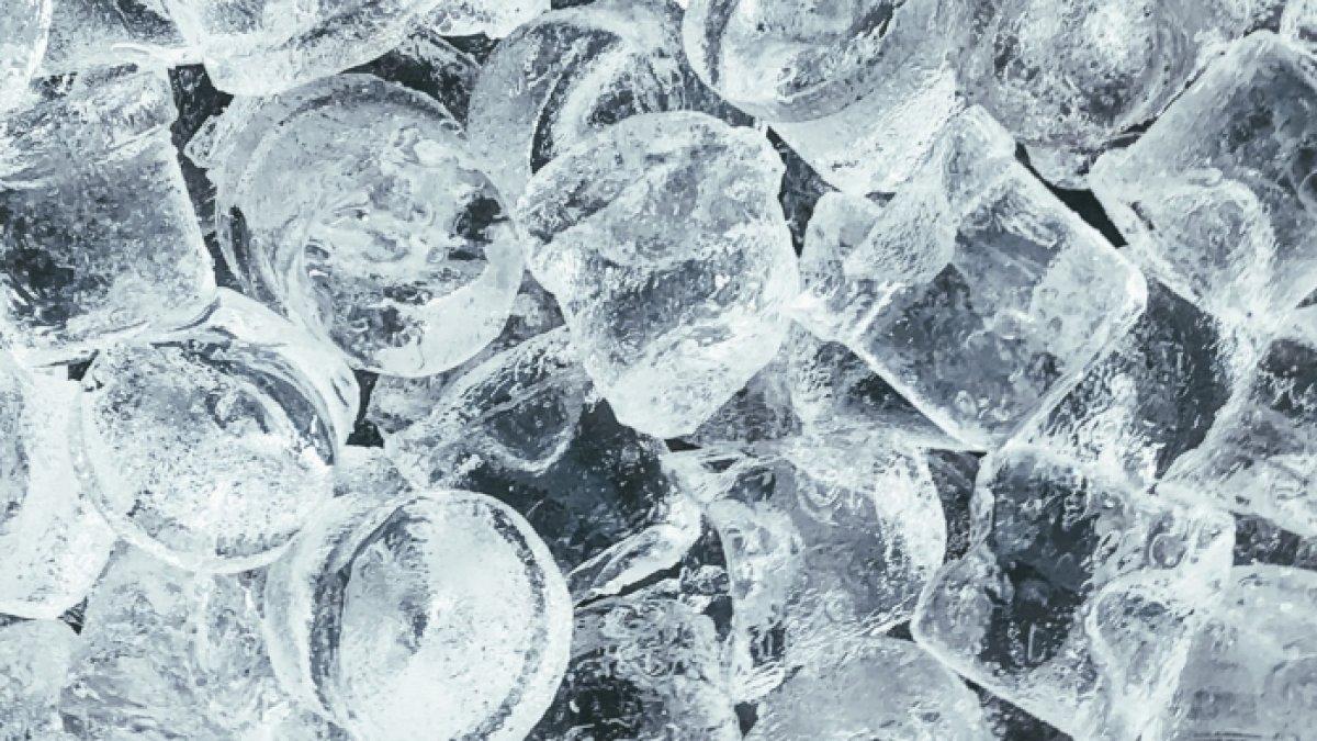 Tips kecantikan: manfaatkan es batu