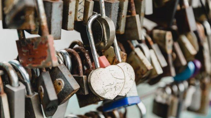 Ilustrasi gembok cinta.