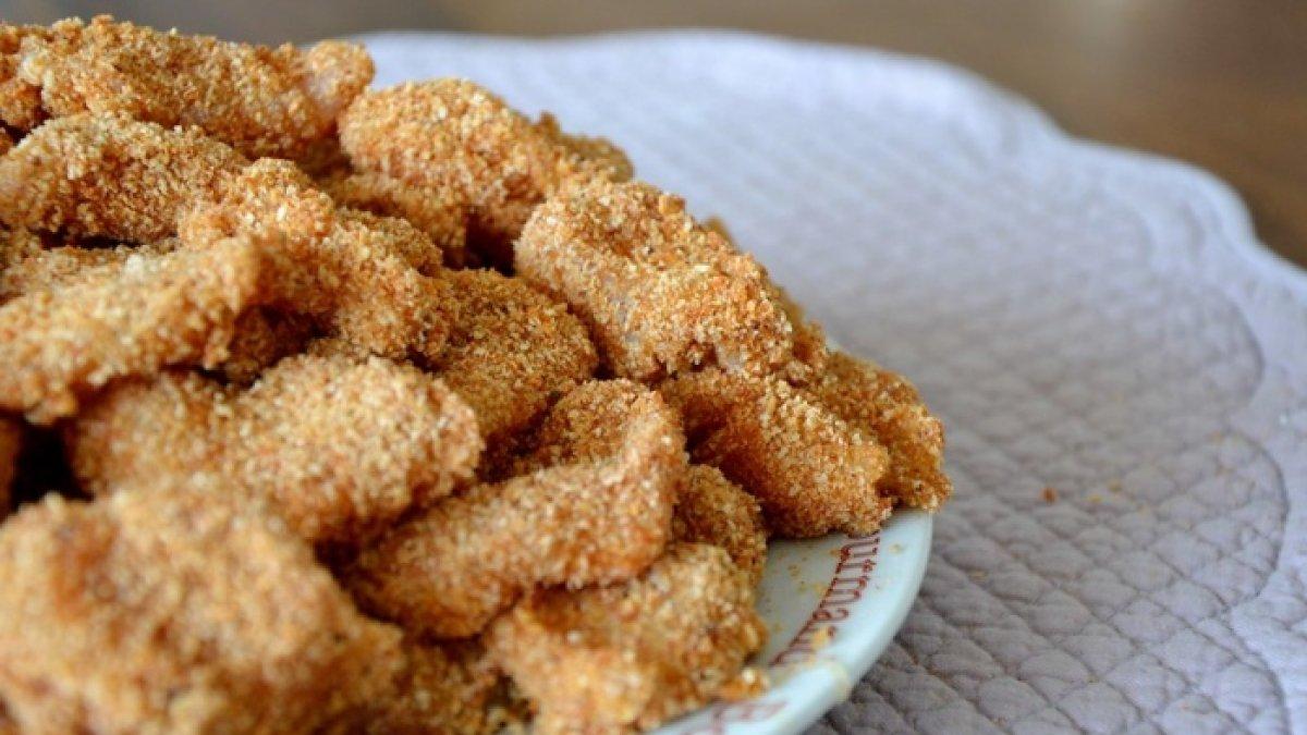 Ilustrasi hidangan nugget ayam wortel homemade.