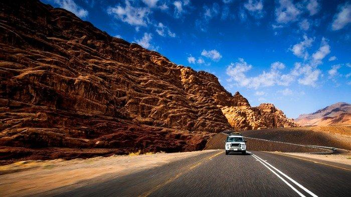 Ilustrasi jalan lurus terpanjang di dunia. Jalan Raya 10 di Arab Saudi dinobatkan sebagai jalan lurus terpanjang di dunia menurut Guinness Book of Records.