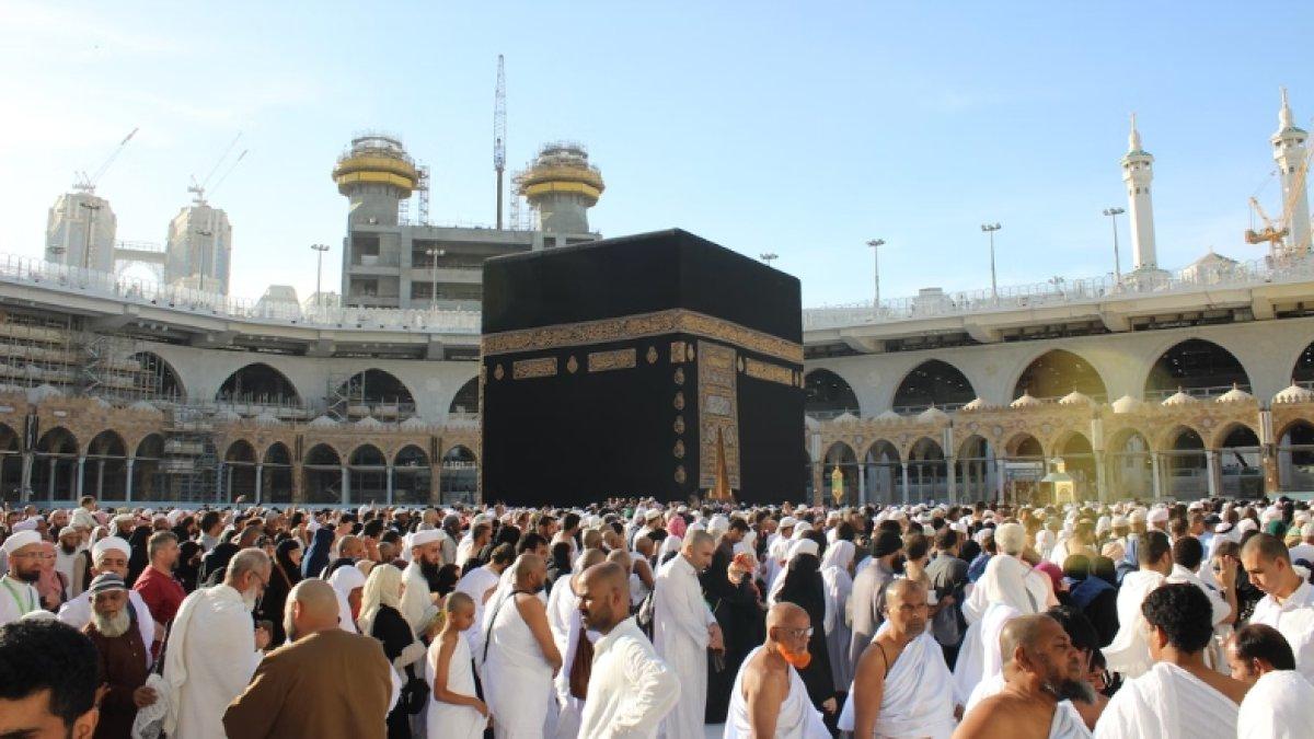 Ilustrasi jemaah tawaf mengelilingi Kabah di Masjidil Haram, Mekkah, Arab Saudi.