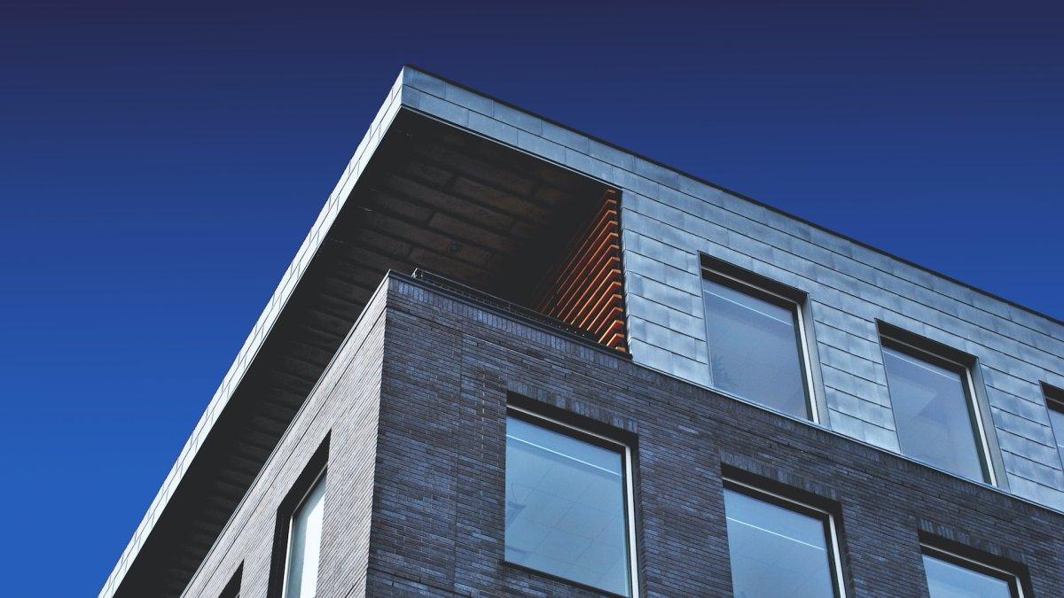 Ilustrasi bangunan kantor sebuah perusahaan. Baru-baru ini, perusahaan asal Tiongkok diduga memindahkan kantornya ke sebuah pegunungan terpencil untuk memaksa para karyawannya berhenti dan menghindari pembayaran kompensasi.