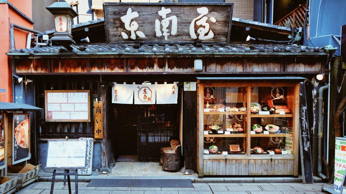 Ilustrasi kafe unik dan viral di Tokyo Jepang. Mori Ouchi, sebuah kafe nyaman di distrik Shimokitazawa yang santai di Tokyo, Jepang, terkenal karena hanya melayani orang-orang pesimis dan orang-orang dengan pola pikir negatif.