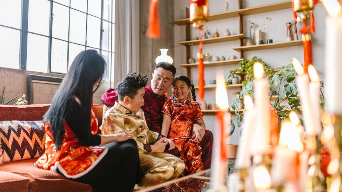 Ilustrasi keluarga yang merayakan Imlek. 