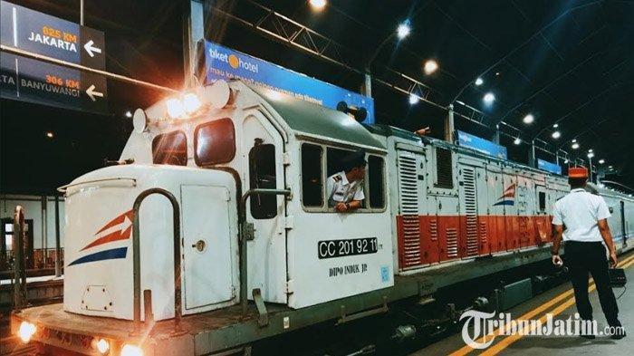 Ilustrasi kereta api yang hendak berangkat di Stasiun Surabaya Gubeng.