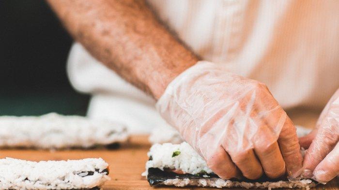 Ilustrasi koki yang sedang membuat sushi. Restoran Tokyo, Sushiya no Nohachi, dikenal menyajikan sushi terkecil di dunia.