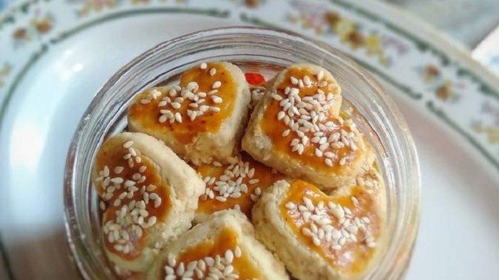 Hidangan kue kacang jadul dalam toples, cocok untuk suguhan maupun hampers Lebaran.