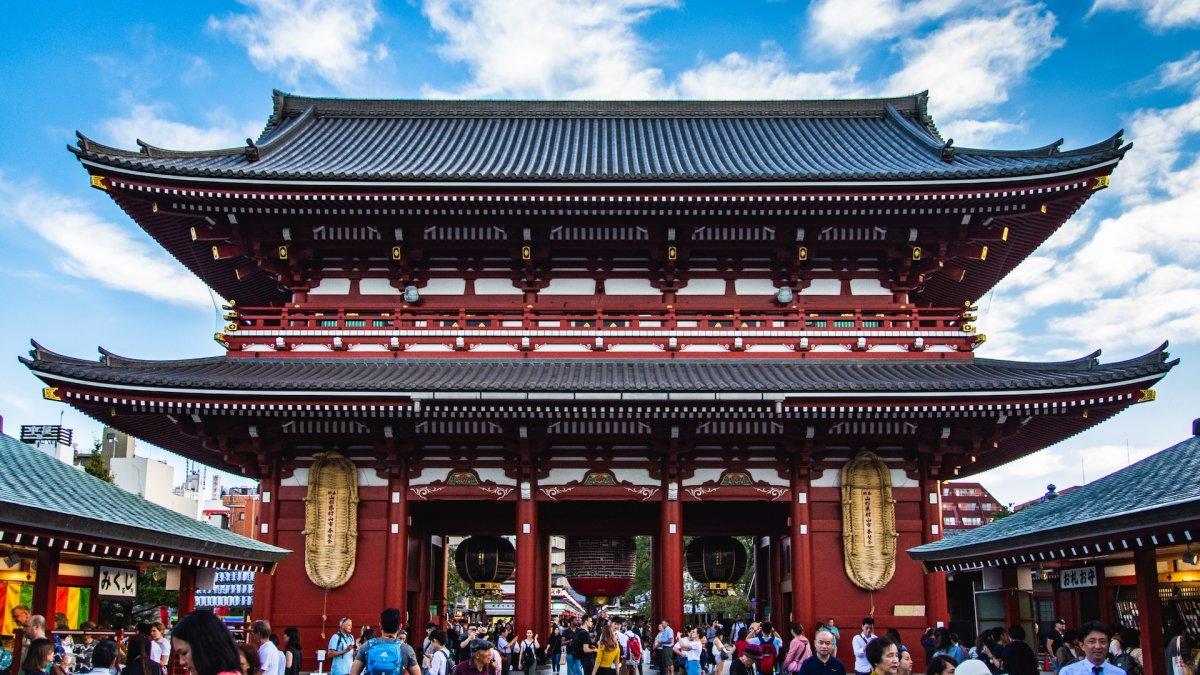 Ilustrasi Kuil Sensoji, Asakusa, Tokyo Jepang yang dipadati turis